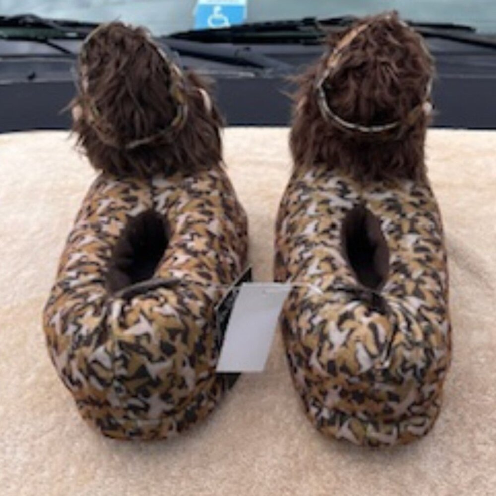 Duck Dynasty Slippers . Shoe Size 10 - 11 {One Size Fits Most} . Uncle Si